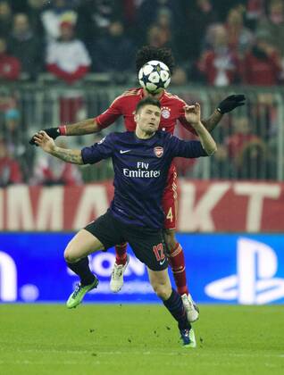 Olivier GIROUD, Arsenal (links), im Kampf um den Ball mit DANTE Bonfim (hinten), Bayern. Fussball, Championsleague, Saison 2012 2013, Achtelfinale, FC Bayern München (München) - FC Arsenal London, am 13.03.2013 in München A L L I A N Z A R E N A Deutschland. Â