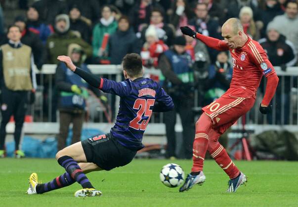 Arjen Robben (R) of FC Bayern Munich scores during the UEFA Champions League eighth-final match against Arsenal FC at Allianz Arena in Munich, south Germany, March 13, 2013. (Xinhua Ma Ning) (ql) GERMANY-MUNICH-SOCCER-UEFA CHAMPIONS LEAGUE-FC BAYERN MUNICH-ARSENAL FC 