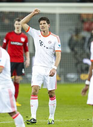 Mario Gomez ( Bayern 33 ) jubelt nach dem Tor zum 0-1 mit Xherdan SHAQIRI, FCB 11 , DANTE (FCB Nr.4) Bonfim Costa Santos, Bastian Schweinsteiger (Bayern 31), David ALABA ( Bayern 27 ) Jubel, Freude, Emotionen, Feiern, Lachen, jubelt, freuen, reisst die Arme hoch, ballt die Faust BAYER 04 LEVERKUSEN - FC BAYERN MÜNCHEN ( 1- 2) Fussball 1. Bundesliga , München, am 16.03.2013 26.Spieltag, Spieltag26, Saison 2012 2013, Saison1213, Liga01, 1.Liga, 1.Bundesliga, FCB