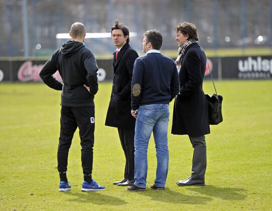 20.03.2013, Fussball 2.Bundesliga 2012 2013, TSV 1860 München, Training an der Grünwalderstrasse. Überraschungsbesuch an der Grünwalderstrasse: Eine Delegation von Juventus Turin (Italien) begutachtet die Trainingsplätze für ein eventuelles Training vor dem Championsleaguespiel gegen den FC Bayern München. Trainer Alexander Schmidt (li, 1860) führte die beiden Turiner (2.v.li, und re) auf den Platz.
