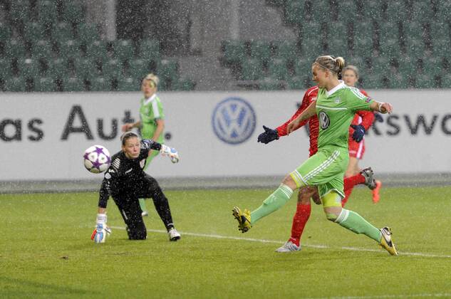 Alexandra Popp (re., WOB) erzielt das Tor 1:0, VfL Wolfsburg (WOB) - FC Rossiyanka (R), Viertelfinale, Fußball, UEFA Women - Champions League, Saison 2012 2013, Wolfsburg, 20.03.2013,