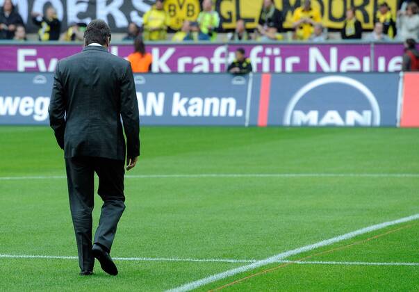 14.05.2011, 1.Bundesliga, Borussia Dortmund - Eintracht Frankfurt v.l. Heribert Bruchhagen (Vorstandsvorsitzender der Eintracht Frankfurt Fussball AG) schleicht vom Platz