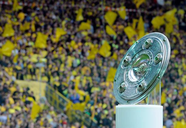 14.05.2011, 1.Bundesliga, Borussia Dortmund - Eintracht Frankfurt v.l. Meisterschaftsschale