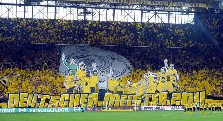 14.05.2011, 1.Bundesliga, Borussia Dortmund - Eintracht Frankfurt v.l. dortmund fans choreographie