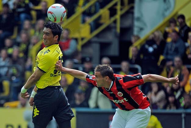 14.05.2011, 1.Bundesliga, Borussia Dortmund - Eintracht Frankfurt v.l. Lucas Barrios (Borussia Dortmund), Aleksandar Vasoski (Eintracht Frankfurt)