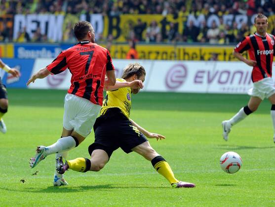 14.05.2011, 1.Bundesliga, Borussia Dortmund - Eintracht Frankfurt v.l. Benjamin Köhler (Eintracht Frankfurt) foult Jakub Blaszczykowski Kuba (Borussia Dortmund) zum elfmeter