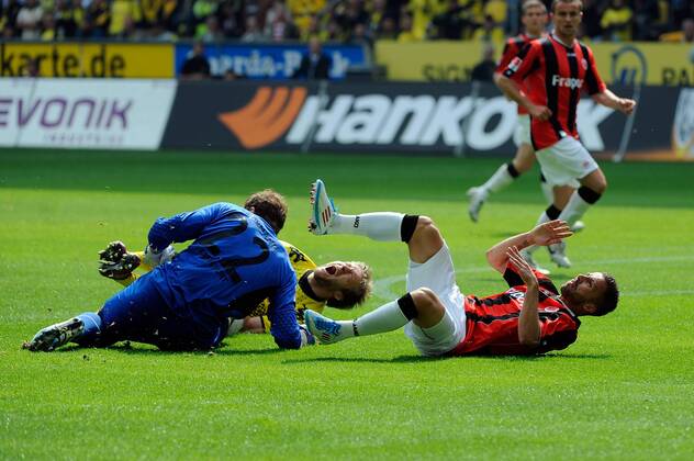 14.05.2011, 1.Bundesliga, Borussia Dortmund - Eintracht Frankfurt v.l. Jakub Blaszczykowski Kuba (Borussia Dortmund), Ralf Faehrmann (Eintracht Frankfurt), Benjamin Köhler (Eintracht Frankfurt)