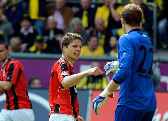 14.05.2011, 1.Bundesliga, Borussia Dortmund - Eintracht Frankfurt v.l. Pirmin Schwegler (Eintracht Frankfurt), Ralf Faehrmann (Eintracht Frankfurt)