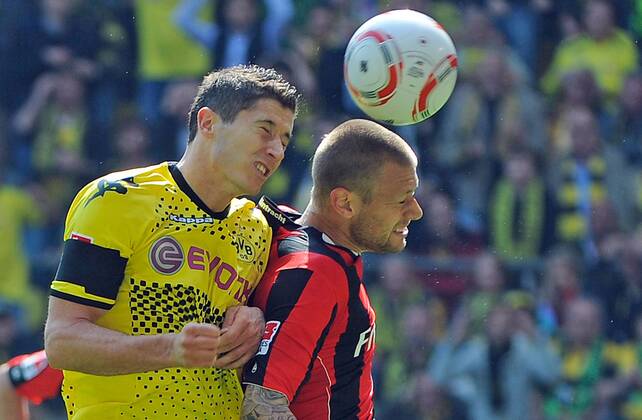 14.05.2011, 1.Bundesliga, Borussia Dortmund - Eintracht Frankfurt v.l. Robert Lewandowski (Borussia Dortmund), Marco Russ (Eintracht Frankfurt)