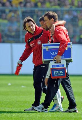14.05.2011, 1.Bundesliga, Borussia Dortmund - Eintracht Frankfurt v.l. Benjamin Köhler (Eintracht Frankfurt) verletzt