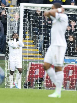 Football - 2012 2013 Premier League - Swansea City vs Tottenham Hotspur: nathan dyer with hands on head stater missing a chance at goal
