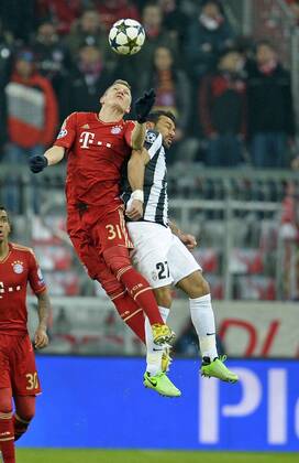 02.04.2013, Fussball Champions League Viertelfinale Hinspiel: FC Bayern München - Juventus Turin, in der Münchner Allianz-Arena. v.l. Bastian Schweinsteiger (München) gegen Fabio Quagliarella (Juventus Turin)