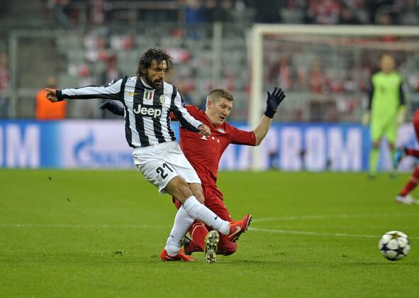 02.04.2013, Fussball Champions League Viertelfinale Hinspiel: FC Bayern München - Juventus Turin, in der Münchner Allianz-Arena.v.l. Andrea Pirlo (Juventus Turin) gegen Bastian Schweinsteiger (München)