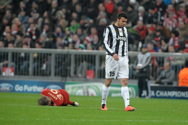 Toni KROOS (FC Bayern München) liegt verletzt am Boden und muss ausgewechselt werden. Rechts Andrea BARZAGLI (Juventus Turin) EP_Stuetzle