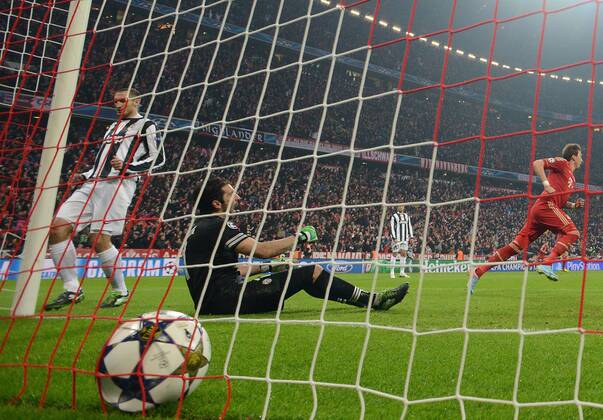 02.04.2013, xjhx, UEFA Champions League, FC Bayern München - Juventus Turin, v.l. Leonardo Bonucci (Juventus Turin), Gianluigi Buffon (Juventus Turin) Goal scored, Tor zum 1:0 David Alaba (FC Bayern München)