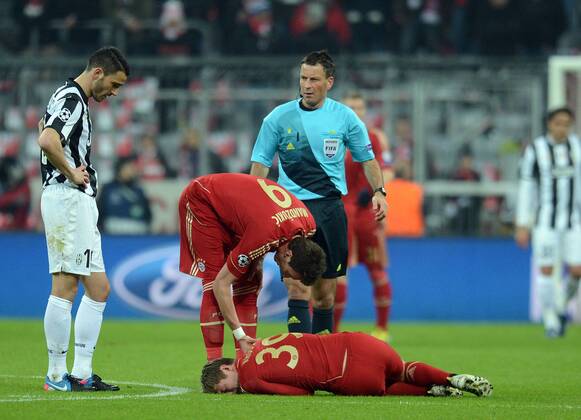 02.04.2013, xjhx, UEFA Champions League, FC Bayern München - Juventus Turin, v.l. Mario Mandzukic (FC Bayern München), Toni Kroos (FC Bayern München) verletzt