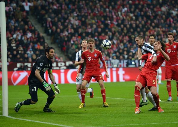 02.04.2013, xjhx, UEFA Champions League, FC Bayern München - Juventus Turin, v.l. Gianluigi Buffon (Juventus Turin), Daniel van Buyten (FC Bayern München), Leonardo Bonucci (Juventus Turin)
