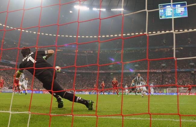 02.04.2013, xjhx, UEFA Champions League, FC Bayern München - Juventus Turin, v.l. Gianluigi Buffon (Juventus Turin), David Alaba (FC Bayern München) Goal scored, Tor zum 1:0