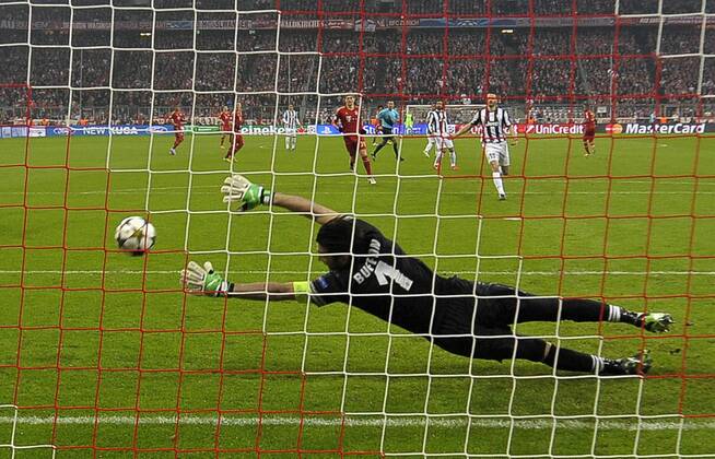 02.04.2013, Fussball Champions League Viertelfinale Hinspiel: FC Bayern München - Juventus Turin, in der Münchner Allianz-Arena. Torschuss zum 1:0 nach 27 Sekunden von David Alaba (rechts ganz hinten, Bayern). Torwart Gianluigi Buffon (Juventus Turin) hat keine Abwehrchance.