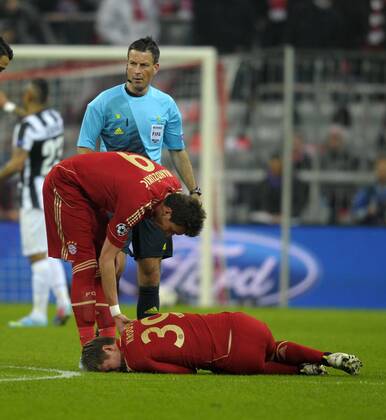 02.04.2013, Fussball Champions League Viertelfinale Hinspiel: FC Bayern München - Juventus Turin, in der Münchner Allianz-Arena. Toni Kroos (Bayern München) verletzt am Boden.