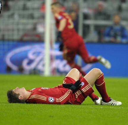 02.04.2013, Fussball Champions League Viertelfinale Hinspiel: FC Bayern München - Juventus Turin, in der Münchner Allianz-Arena. Toni Kroos (Bayern München) verletzt am Boden.