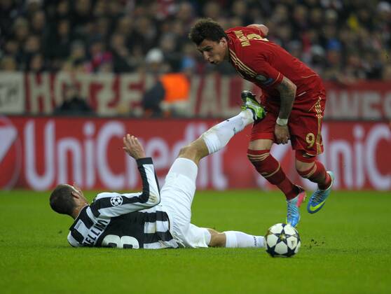 02.04.2013, Fussball Champions League Viertelfinale Hinspiel: FC Bayern München - Juventus Turin, in der Münchner Allianz-Arena. v.li: Giorgio Chiellini (Juventus Turin) gegen Mario Mandzukic (Bayern München).