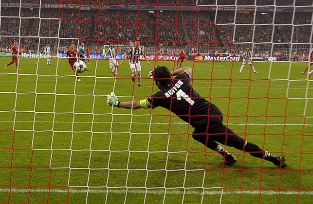 02.04.2013, Fussball Champions League Viertelfinale Hinspiel: FC Bayern München - Juventus Turin, in der Münchner Allianz-Arena. Torschuss zum 1:0 nach 27 Sekunden von David Alaba (mitte ganz hinten, Bayern). Torwart Gianluigi Buffon (Juventus Turin) hat keine Abwehrchance.
