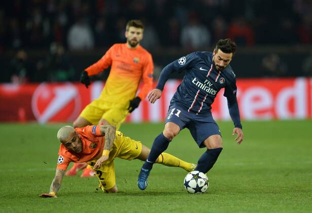 Ezequiel Lavezzi (psg) - Dani Alves (bar) FOOTBALL: Paris Saint Germain (PSG) - FC Barcelona. Champions League - 02 04 2013 xAnthonyxBIBARDxFEPx 