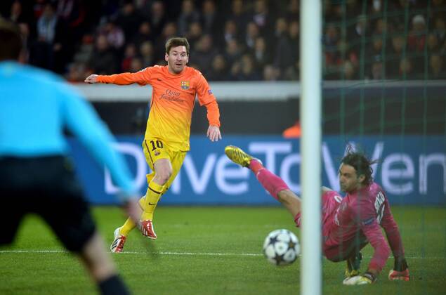 Lionel Messi (bar) - Salvotore Sirigu (psg) FOOTBALL: Paris Saint Germain (PSG) - FC Barcelona. Champions League - 02 04 2013 xAnthonyxBIBARDxFEPx 