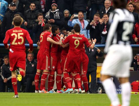 München Fußball Champions League Viertelfinale FC Bayern München vs. Juventus Turin, frühes Tor zum 1:0 lässt den Bayern jubeln, hinten Mitte Torschütze David Alaba (Bayern)