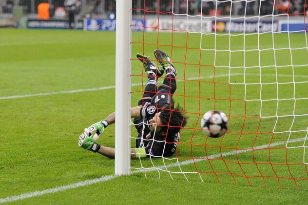 Tor zum 1-0 durch David ALABA (Bayern Muenchen-nicht im Bild gegen Gianluigi Buffon (Torwart Juventus Turin),Aktion, FC Bayern München (M)-Juventus Turin (TO). Fussball Champions League, Viertelfinale,Hinspiel, am 02.04.2013 ,A L L I A N Z A R E N A München Deutschland.