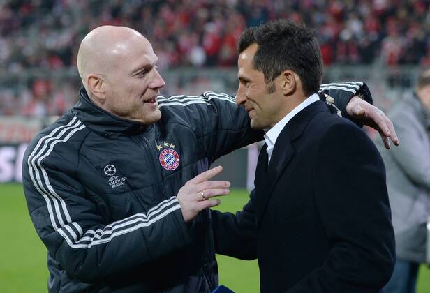 FUSSBALL CHAMPIONS LEAGUE VIERTELFINALE HINSPIEL 2012 2013 FC Bayern Muenchen - Juventus Turin 02.04.2013 Mattias Sammer (li, FC Bayern Muenchen) begruesst Hassan Salihamidzic (re) 