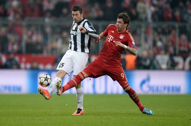 FUSSBALL CHAMPIONS LEAGUE VIERTELFINALE HINSPIEL 2012 2013 FC Bayern Muenchen - Juventus Turin 02.04.2013 Andrea Barzagli (li, Juventus Turin) gegen Mario Mandzukic (re, beide FC Bayern Muenchen) 