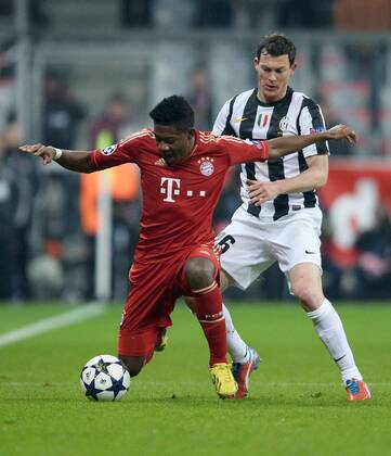 FUSSBALL CHAMPIONS LEAGUE VIERTELFINALE HINSPIEL 2012 2013 FC Bayern Muenchen - Juventus Turin 02.04.2013 David Alaba (li, FC Bayern Muenchen) gegen Stephan Lichtsteiner (re, Juventus Turin) 