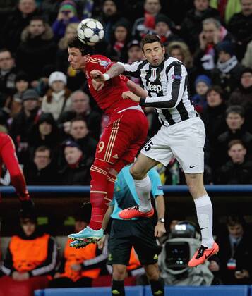 V.li. Mario Mandzukic (Bayern) gegen Andrea Barzagli (Turin) . FC Bayern München-Juventus Turin . München, GER, 02.04.2013 , Viertelfinale, Fussball-Champions League 2012-2013 .