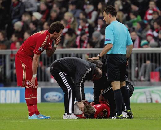 Toni Kroos (Bayern) liegt verletzt am Boden und wird behandelt. Links Mario Mandzukic (Bayern), rechts Schiedsrichter Mark Clattenburg (ENG). FC Bayern München-Juventus Turin . München, GER, 02.04.2013 , Viertelfinale, Fussball-Champions League 2012-2013 .