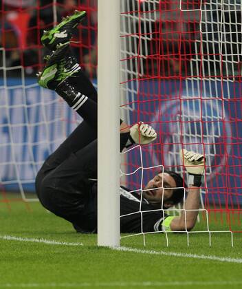 Gianluigi Buffon (Turin) liegt im Tor am Boden . FC Bayern München-Juventus Turin . München, GER, 02.04.2013 , Viertelfinale, Fussball-Champions League 2012-2013 .