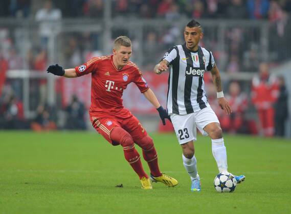 Fussball München 02.04.2013 Champions League Viertelfinale, Hinspiel, Spiel1 Saison 2012 2013 FC Bayern München - Juventus Turin Arturo Vidal (Juventus, No.23) Bastian Schweinsteiger (FC Bayern, No.31)