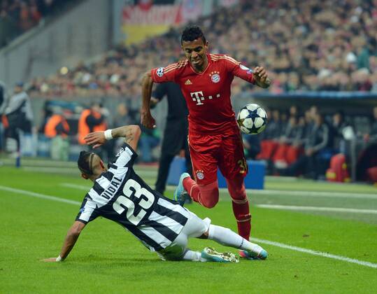 02.04.2013, xjhx, UEFA Champions League, FC Bayern München - Juventus Turin, v.l. Arturo Vidal (Juventus Turin), Luiz Gustavo (FC Bayern München)