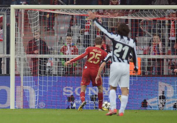 02.04.2013, xjhx, UEFA Champions League, FC Bayern München - Juventus Turin, v.l. Thomas Mueller (FC Bayern München), Goal scored, Tor zum 2:0, Andrea Pirlo (Juventus Turin)