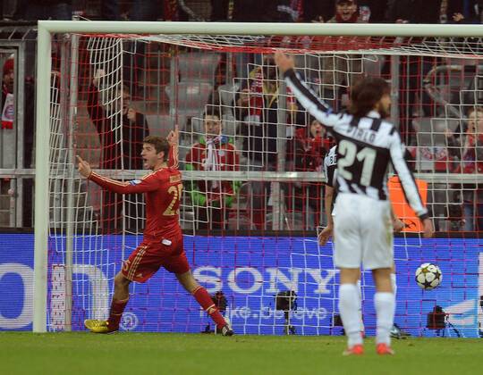 02.04.2013, xjhx, UEFA Champions League, FC Bayern München - Juventus Turin, v.l. Thomas Mueller (FC Bayern München), Goal scored, Tor zum 2:0, Andrea Pirlo (Juventus Turin)