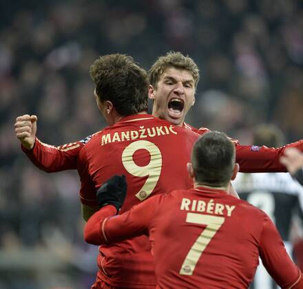 Thomas MÜLLER FC Bayern München Torjubel, Jubel, Freude, Emotion erzielt 2:0 (hinten) mit Mario MANDZUKIC FC Bayern München (links) und Franck RIBERY FC Bayern München vorne FC Bayern München gegen Juventus Turin Fußball Herren GER Champions-League CL Viertelfinale Hinspiel Saison 2012 2013 München Allianz Arena 02.04.2013 FC Bayern München gegen Juventus Turin
