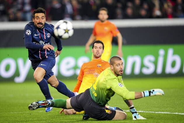 Ezequiel Lavezzi (Paris) - Victor Valdes (Barca) FOOTBALL: Paris St Germain, PSG - FC Barcelona.Champions League - 02 04 2013 xJBAutissierx 