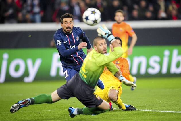 Ezequiel Lavezzi (Paris) - Victor Valdes (Barca) FOOTBALL: Paris St Germain, PSG - FC Barcelona.Champions League - 02 04 2013 xJBAutissierx 