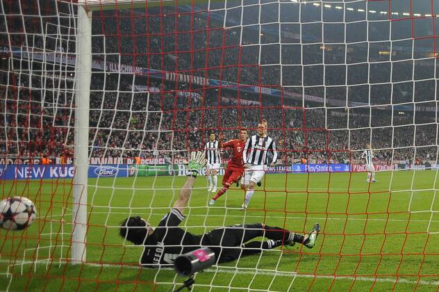 Tor zm 1-0 durch David ALABA (Bayern München-nicht im Bild gegen Gianluigi Buffon (Torwart Juventus Turin),Aktion,Hintertorkamera,Hintertorperspektive. FC Bayern München (M)-Juventus Turin (TO). Fussball Champions League, Viertelfinale,Hinspiel, am 02.04.2013 ,A L L I A N Z A R E N A München Deutschland.