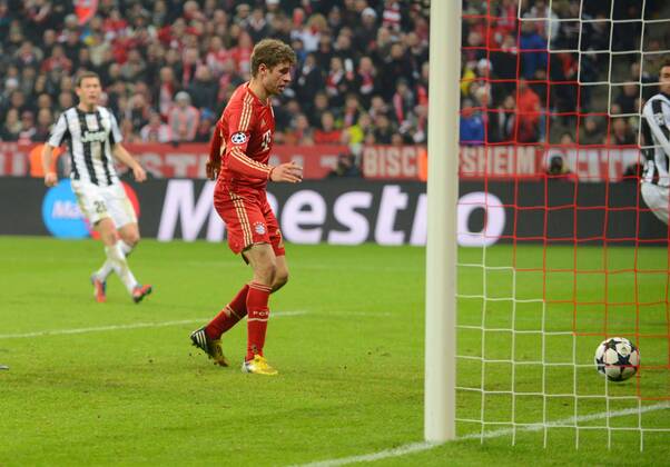 Fussball München 02.04.2013 Champions League Viertelfinale, Hinspiel, Spiel1 Saison 2012 2013 FC Bayern München - Juventus Turin Tor zum 2:0 durch Thomas Müller (FC Bayern, No.25)