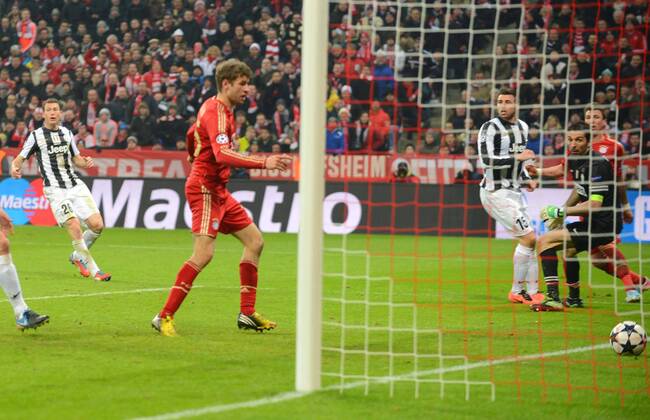 Fussball München 02.04.2013 Champions League Viertelfinale, Hinspiel, Spiel1 Saison 2012 2013 FC Bayern München - Juventus Turin Tor zum 2:0 durch Thomas Müller (FC Bayern, No.25)