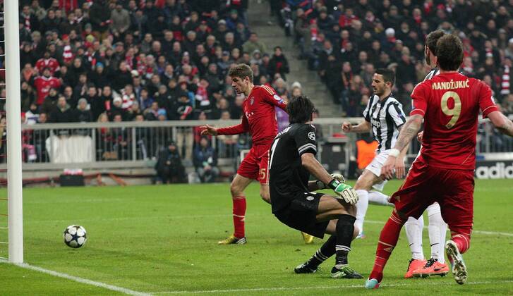 Tor zum 2:0 für München, Thomas Müller (Bayern, links) erzielt das 2:0. Rechts Mario Mandzukic (Bayern), der die Vorlage gibt. Mitte Gianluigi Buffon (Turin) . FC Bayern München-Juventus Turin . München, GER, 02.04.2013 , Viertelfinale, Fussball-Champions League 2012-2013 .