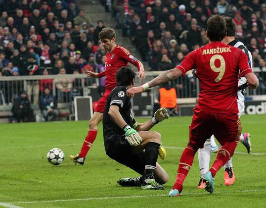Tor zum 2:0 für München, Thomas Müller (Bayern, links) erzielt das 2:0. Rechts Mario Mandzukic (Bayern), der die Vorlage gibt. Mitte Gianluigi Buffon (Turin) . FC Bayern München-Juventus Turin . München, GER, 02.04.2013 , Viertelfinale, Fussball-Champions League 2012-2013 .