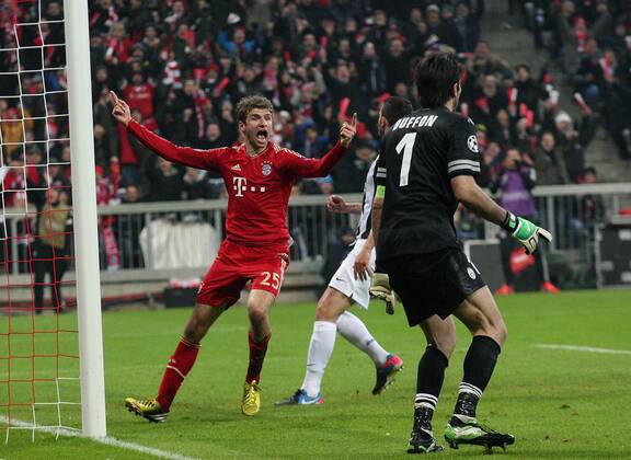 Torjubel 2:0 München, Torschütze Thomas Müller (Bayern) . Rechts Gianluigi Buffon (Turin) . FC Bayern München-Juventus Turin . München, GER, 02.04.2013 , Viertelfinale, Fussball-Champions League 2012-2013 .